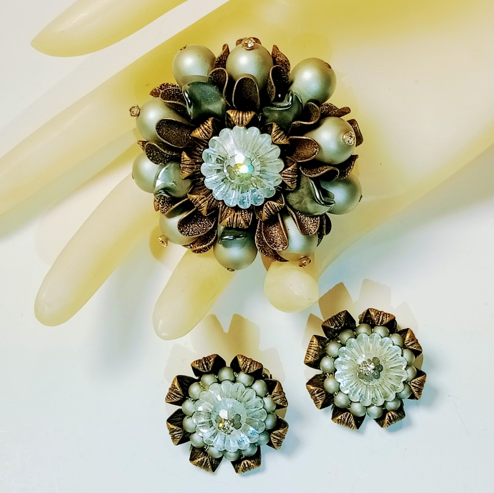 Vintage Schiaparelli Marguerite Brooch Earrin…